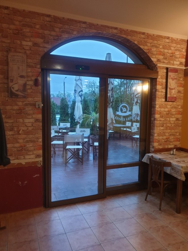 RECORD Automataajtók 1 fix 1 mozgò automata ajtò telepìtèsünk igènyes veresegyhàzi ètterembe