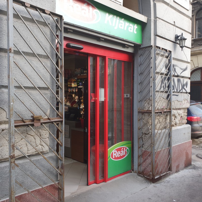 RECORD Automataajtók 1 fix 2 mozgós teleszkópos fotocellás automata ajtó kivitelezésünk belvárosi REÁL abc, be és kijárati részéhez