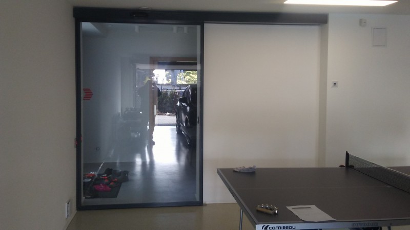 RECORD Automataajtók 1 mozgószárnyas automata ajtó telepítésünk családi ház garázsában.