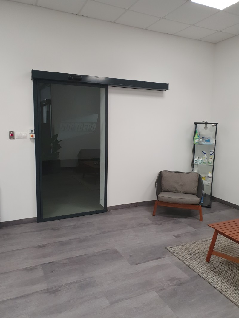 RECORD Automataajtók 1 mozgószárnyas érintés nélküli kapcsolóról működő fotocellás ajtó telepítésünk a Copy Depo Kft.-nél