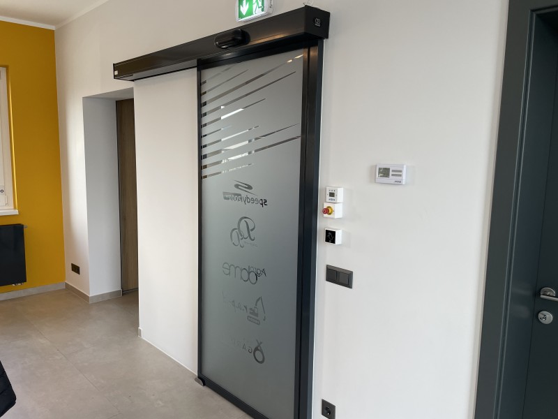 RECORD Automataajtók 1 mozgószárnyas fotocellás ajtó kivitelezésünk Sárváron