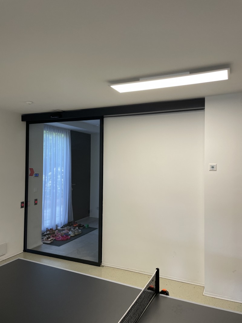 RECORD Automataajtók 1 mozgószárnyas Record (FAAC) automata fotocellás ajtó kivitelezésünk budai családi házban.