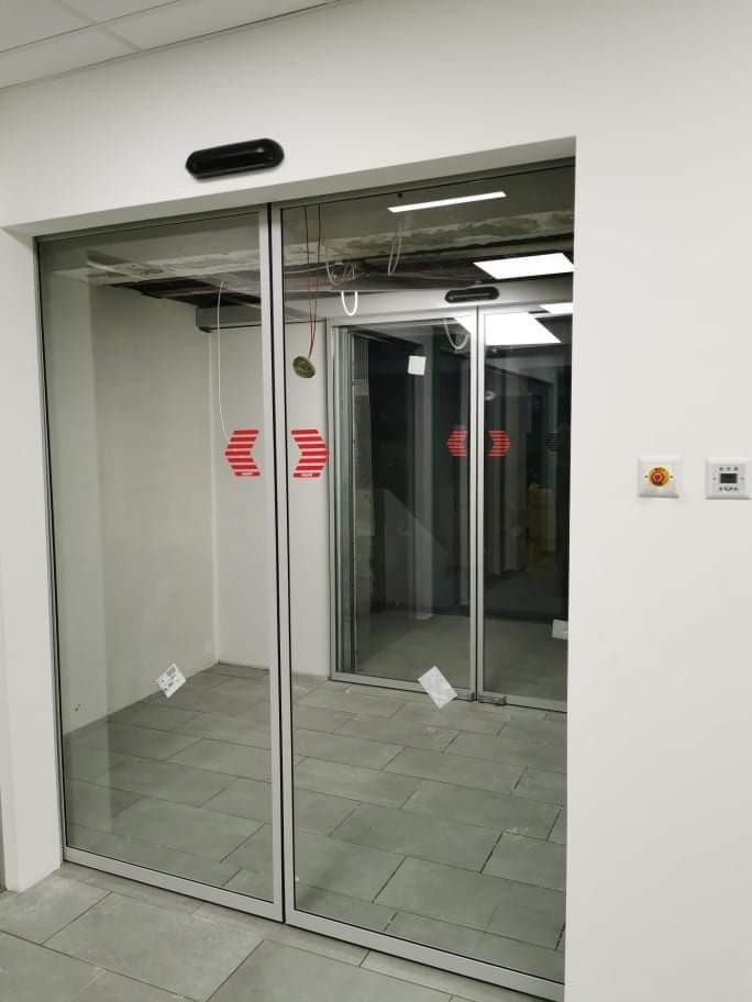 RECORD Automataajtók 2 db 2 mozgòs automata ajtò telepìtèsünk a SCHNEIDER-ELECTRIC-nèl.