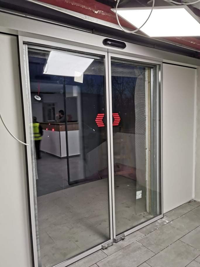 RECORD Automataajtók 2 db 2 mozgòs fotocellàs ajtò telepìtèsünk a SCHNEIDER-ELECTRIC-nèl.