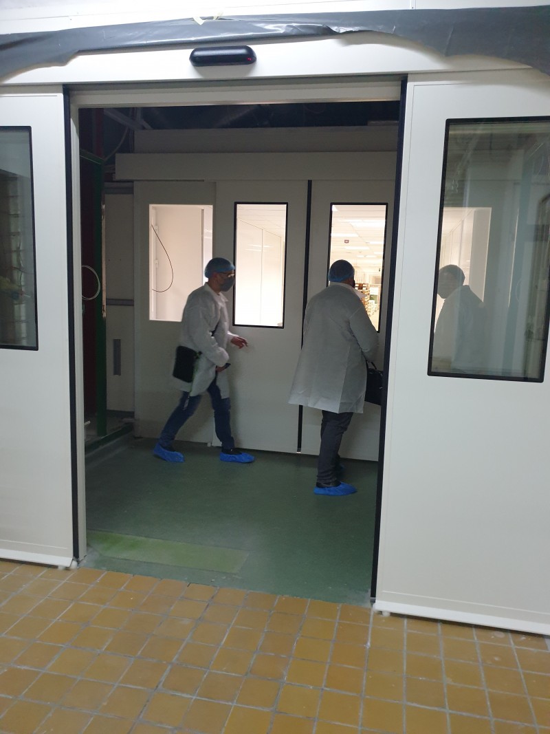 RECORD Automataajtók 2 db tisztatéri, légtömör, zsiliprendszerű automata ajtó kivitelezésünk gyógyszergyártó céghez