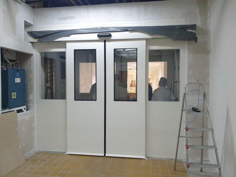 RECORD Automataajtók 2 db zsiliprendszerben működő tisztatéri, légtömör automata ajtó kivitelezésünk gyógyszergyártó céghez