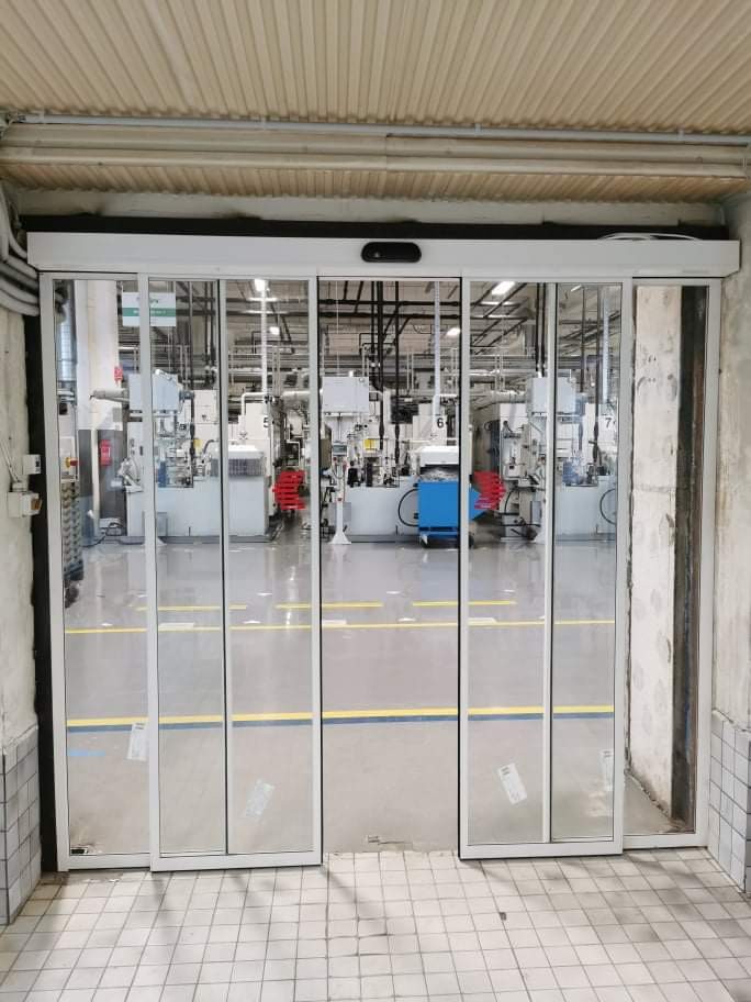 RECORD Automataajtók 2 fix 2 mozgòs automata ajtò telepìtèsünk autòalkatrèsz gyàrtò üzembe