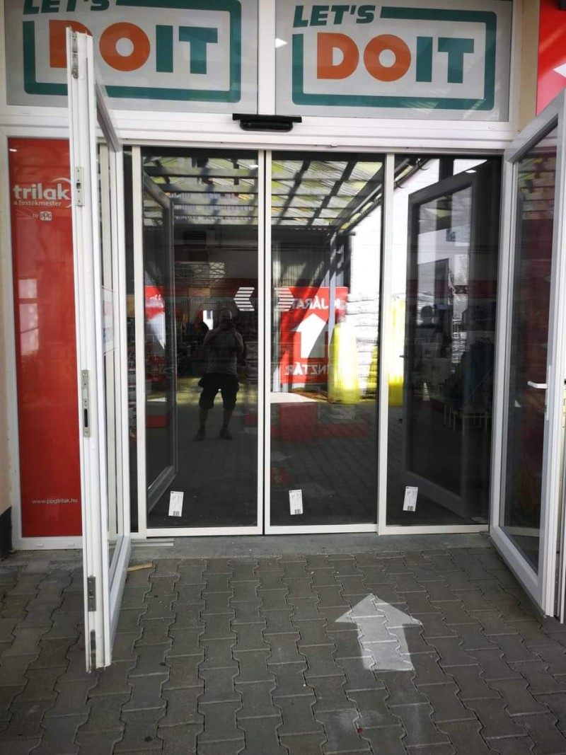 RECORD Automataajtók 2 fix ès 2 mozgòszàrnyas alumínium keretes automata üvegajtò telepìtèsünk