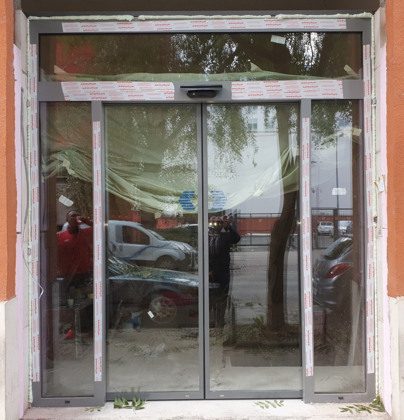 RECORD Automataajtók 2 mozgószárnyas automata ajtó, fotocellás ajtó gyártásunk és telepítésünk Bp XIII. kerületben