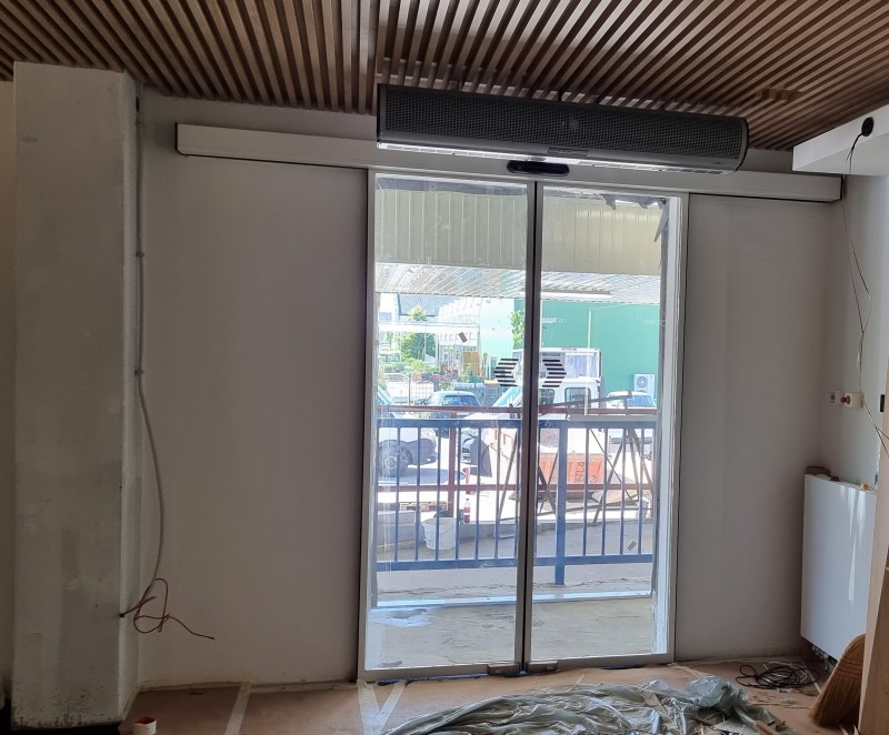 RECORD Automataajtók 2 mozgószárnyas fotocellás ajtó kivitelezésünk légfüggönnyel Dunakeszin a Bahamas Kft-nél.