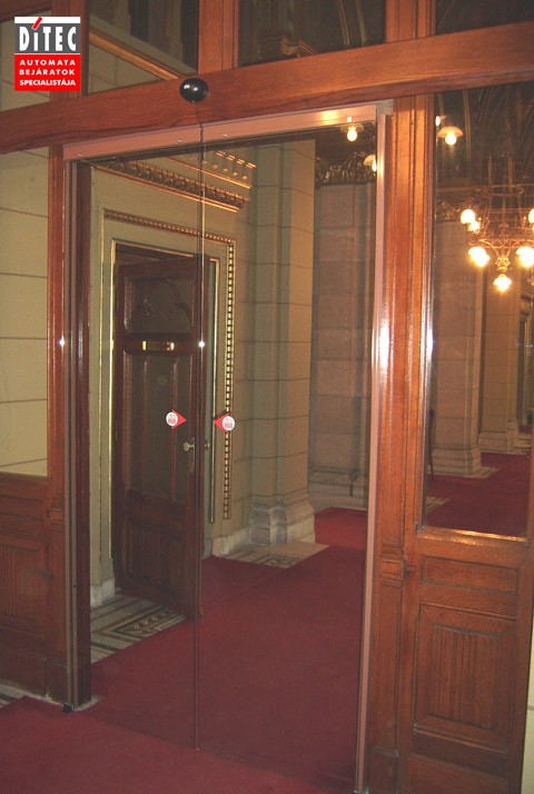 RECORD Automataajtók A Parlamentben is a Ditec automata ajtónkat választották