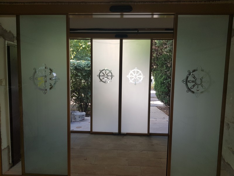 RECORD Automataajtók A Tan Kapuja Buddhista főiskolahoz 2 fix 2 mozgò savmart üvegezèsű automata ajtòkat telepìtettünk