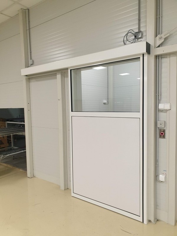 RECORD Automataajtók Alul tömör alumìnium felül üvegezett èrintès nèlküli kapcsolòròl működő automata ajtò telepìtèsünk az Agc üzemèben Környèn.