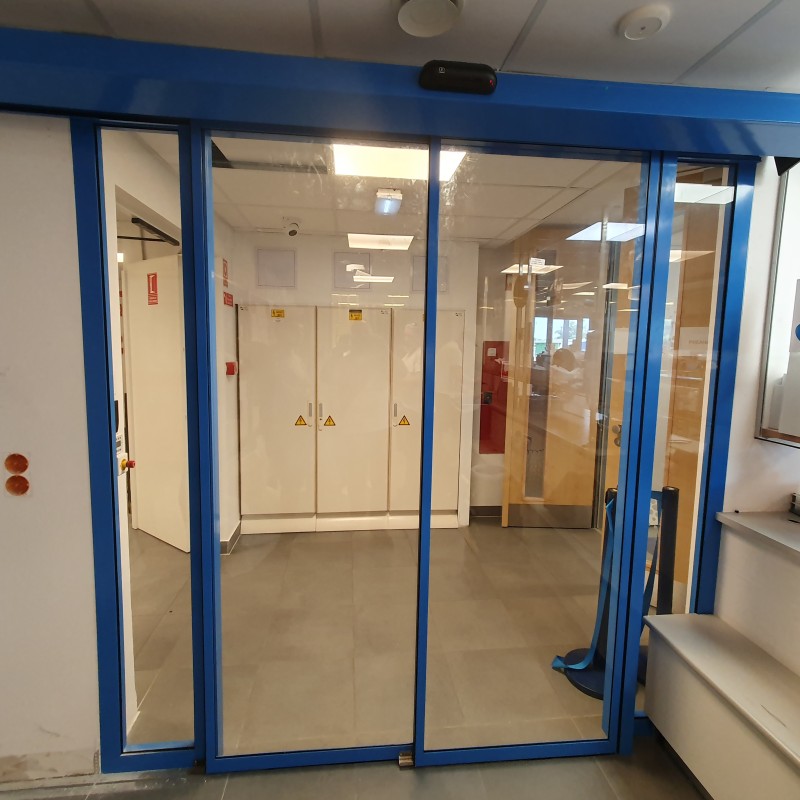 RECORD Automataajtók Alumínium portálszerkezet és teleszkópos automata ajtó kivitelezésünk a Synlab Hungary Kft-nél