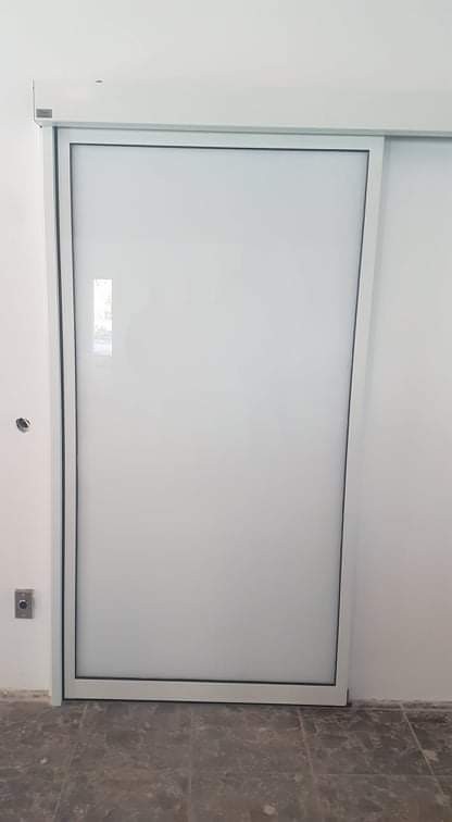 RECORD Automataajtók Automata ajtò telepìtèsünk, egyedi matt fòliàs üveggel és èrintès nèlküli kapcsolòval. Zànka Resort.