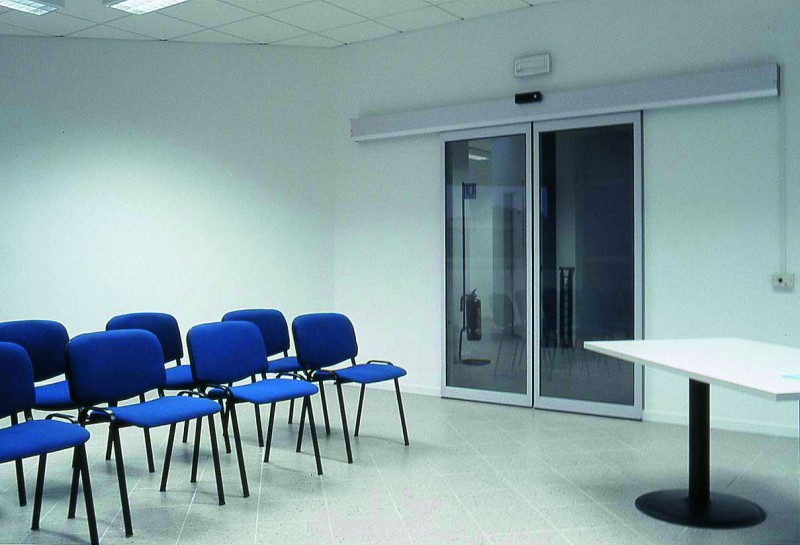 RECORD Automataajtók Automata ajtó konferencia teremben