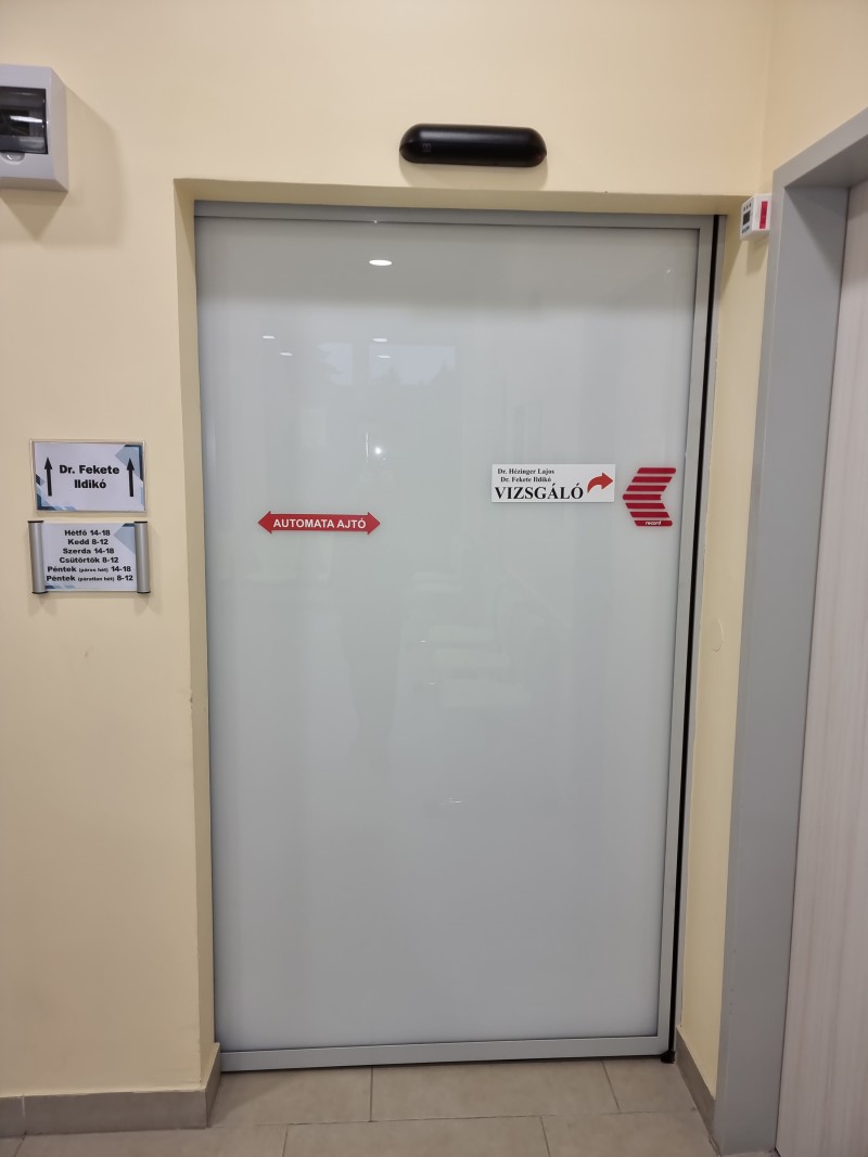 RECORD Automataajtók Automata fotocellás ajtó kivitelezésünk matt fóliával és érintés nélküli kapcsolóval a Mogyoródi Önkormányzat Egészségházában