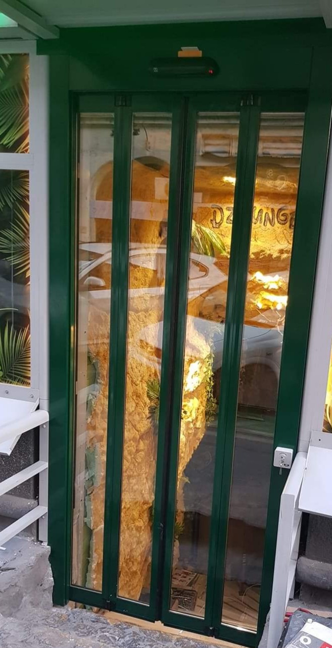 RECORD Automataajtók Automata harmonika ajtò telepìtèsünk extrèm szűk nyìlàshoz budapesti ètterembe