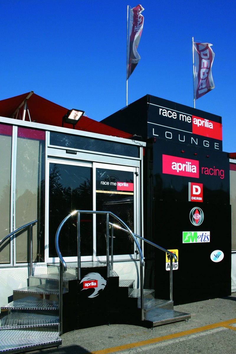 RECORD Automataajtók Az Aprilia is a Ditec 1 fix 1 mozgós automata ajtót választotta