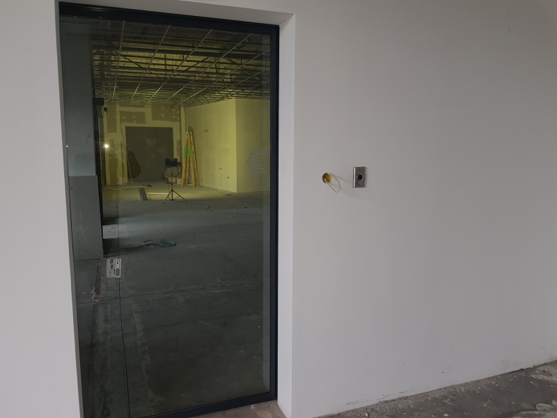 RECORD Automataajtók Beltèri automata üvegajtò telepìtèsünk, működtetése èrintès nèlküli kapcsolòròl törtènik