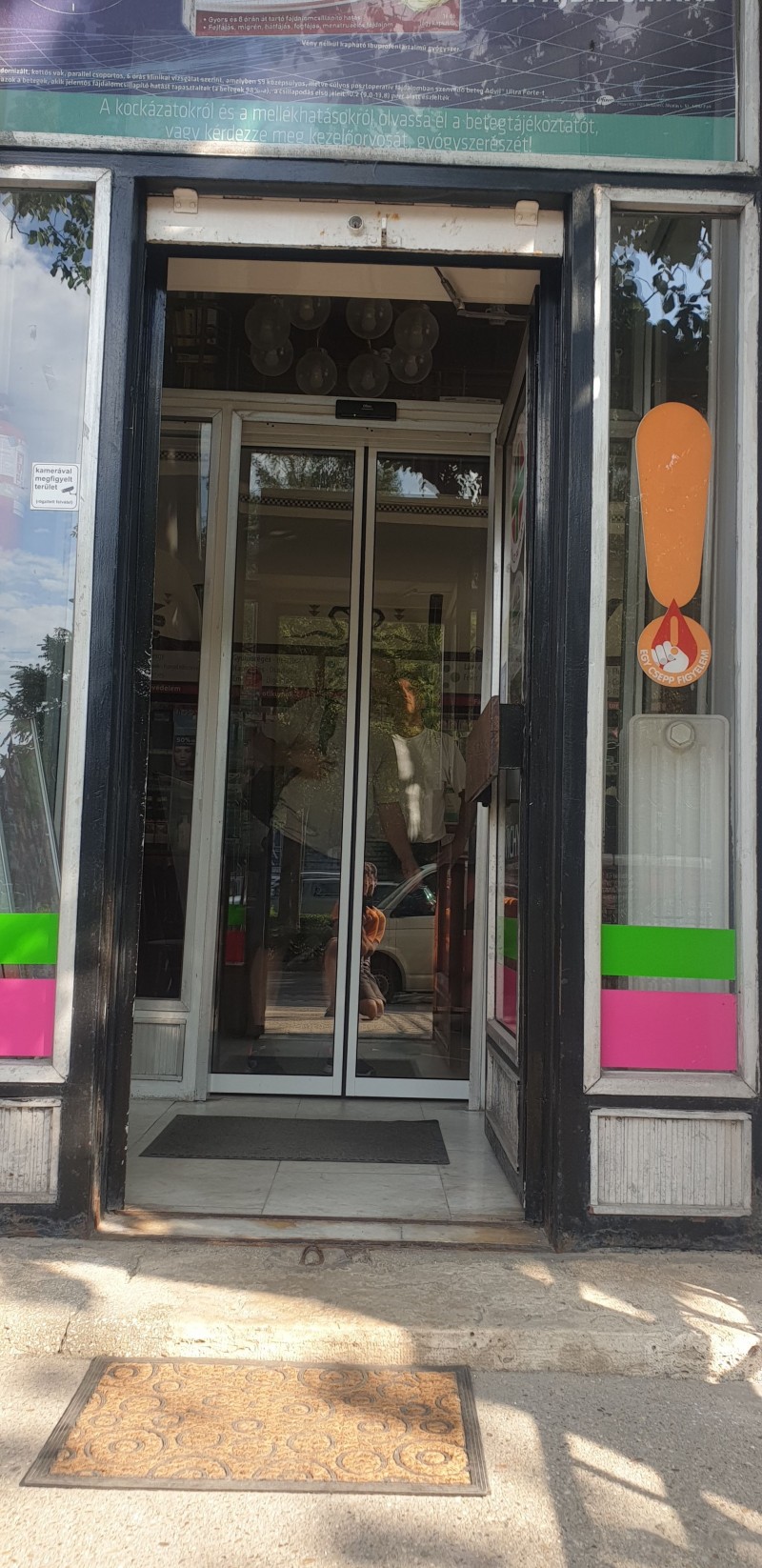 RECORD Automataajtók Budapest, Andrássy úti patikába telepített oldalra tolódó automata, fotocellás ajtó telepítésünk