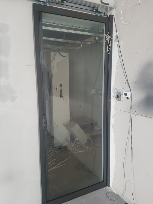 RECORD Automataajtók Budapest Corvin sètànynàl exkluzív ètterembe telepìtett 3 db automata ajtònk