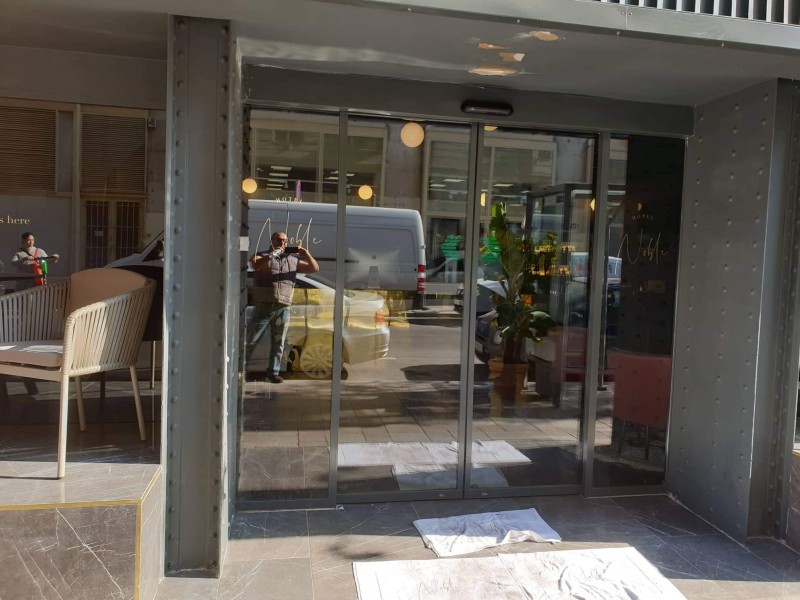 RECORD Automataajtók Budapesten exkluzìv szàllodàba telepìtett portàlszerkezetünk automata ajtòval