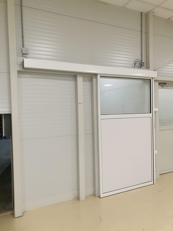 RECORD Automataajtók Egyedi fotocellàs ajtò gyàrtàsunk ès szerelèsünk èrintès nèlküli kapcsolòval az Agc üzemèben Környèn