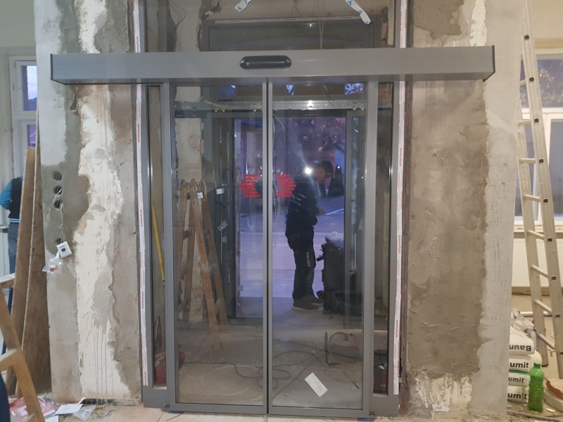 RECORD Automataajtók Egyedi hőszigetelèsű alumìnium portàlszerkezetek ès automata ajtòk telepìtèse a szolnoki Tiszapart moziban