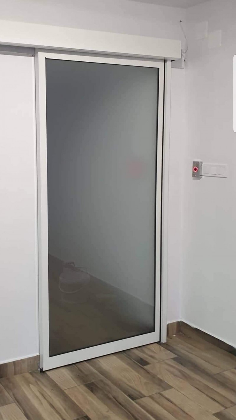 RECORD Automataajtók Exkluzìv csalàdi hàzba telepìtett savmart üvegezèsű automata ajtònk