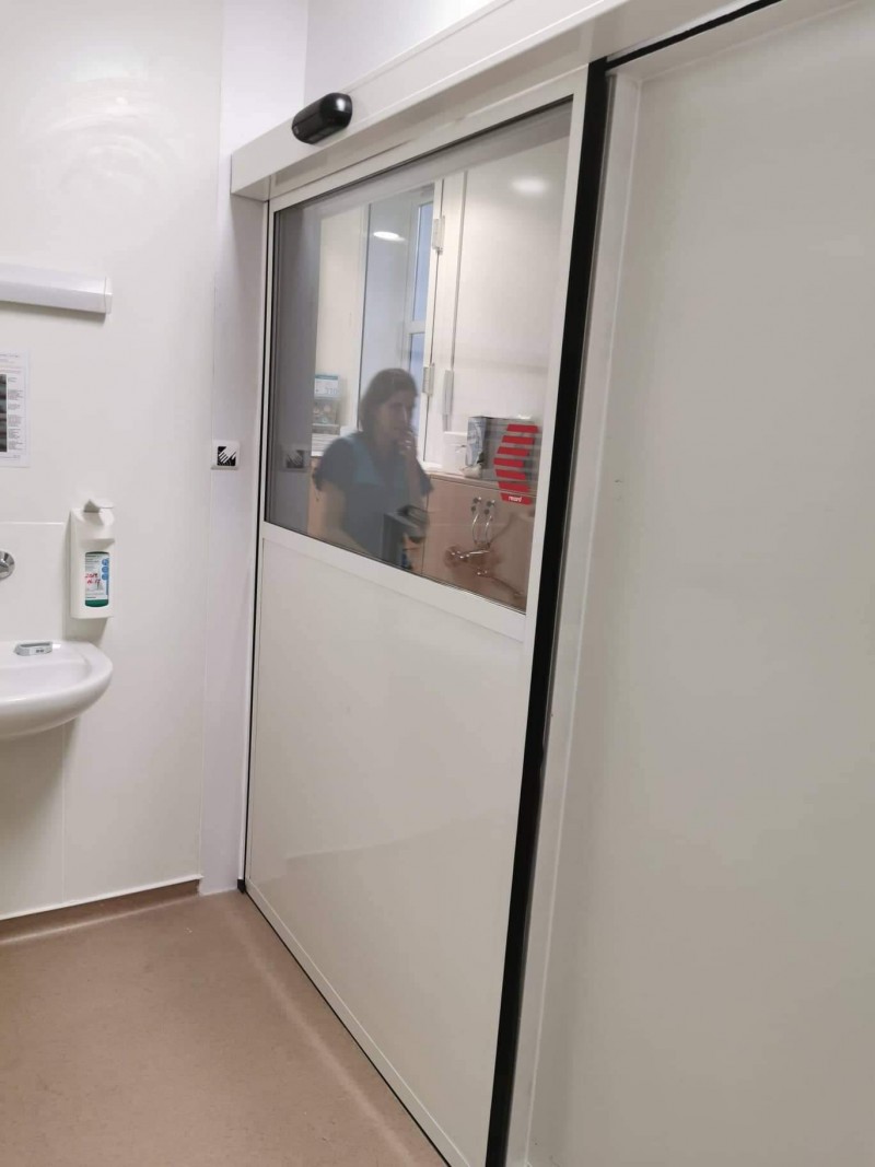 RECORD Automataajtók Fotocellàs ajtò telepìtèsünk a Szent Làszlò kòrhàzban.