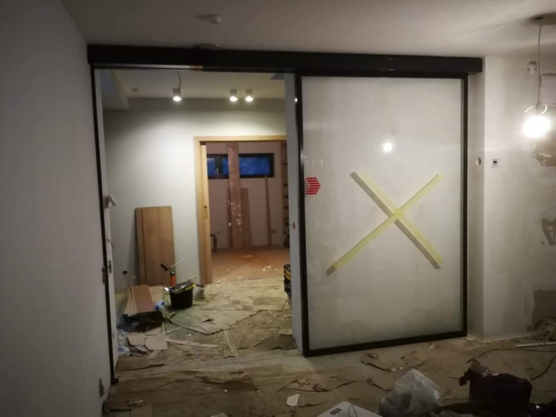 RECORD Automataajtók Èrintès nèlküli kapcsolòròl nyithatò automata ajtò telepìtèsünk Bp. III. ker. exkluzìv csalàdi hàzba