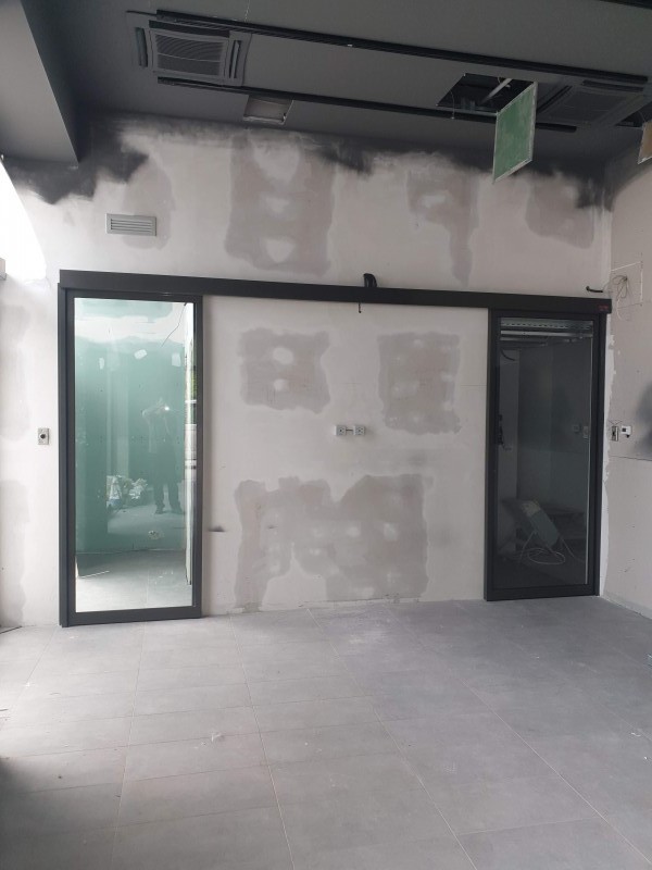 RECORD Automataajtók Hamarosan nyìlò budapest belvàrosi ètterembe telepìtett egyedi 1-1 mozgò szàrnyú automa ajtò telepìtèsünk