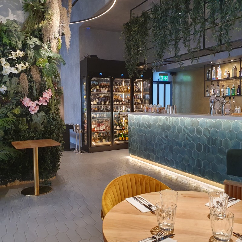 RECORD Automataajtók Harmonika automata ajtó kivitelezésünk a KAVE Budapest étteremben