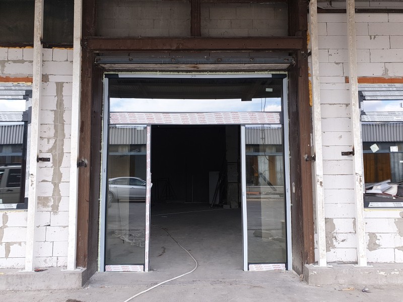 RECORD Automataajtók Hőhìdmentes alumìnium, hőszigetelt üvegezèsű portàlszerkezet telepìtèsünk.