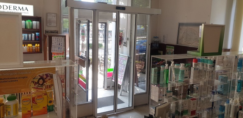 RECORD Automataajtók Két mozgós automata ajtó telepítésünk Budapest, Andrássy úti patikába