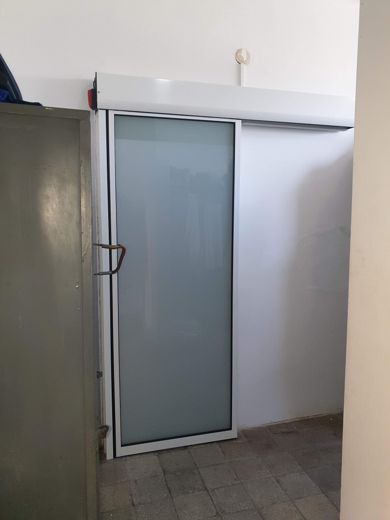 RECORD Automataajtók Matt fòliàs automata ajtò telepìtèsünk üzem öltözőjèbe