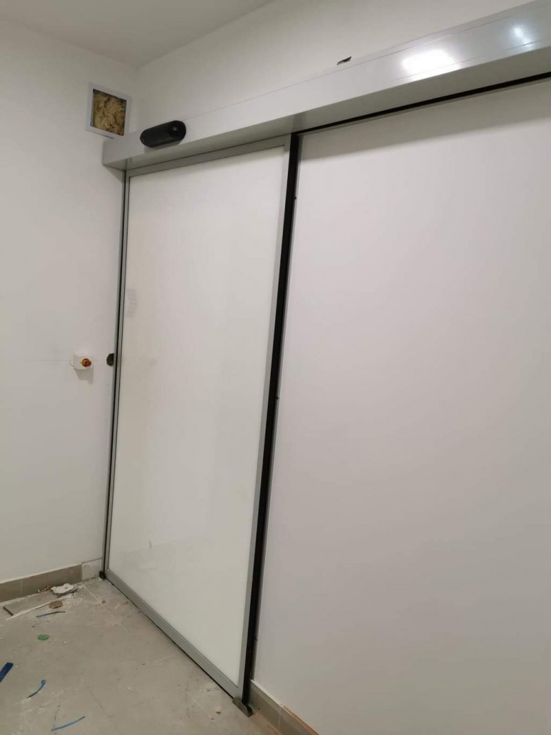 RECORD Automataajtók Matt fòliàs fotocellàs ajtò telepìtèsünk a mogyoròdi egèszsèghàzba