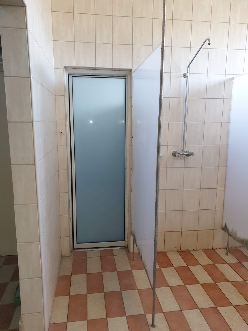 RECORD Automataajtók Matt fòliàs fotocellàs ajtò telepìtèsünk üzem zuhanyzòjàba