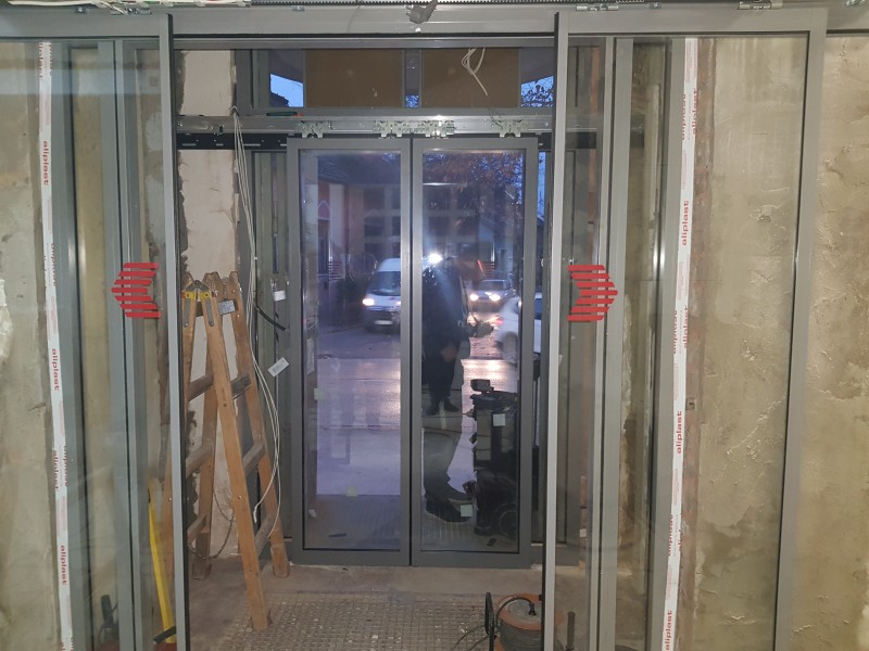 RECORD Automataajtók Mo.-on a gyàrtò cèg 20 èves fennàllàsa òta mi szereltünk elsőkènt egyedileg Svàjcban gyàrtott extra hőszigetelèsű automata ajtòt a Tiszapart moziban