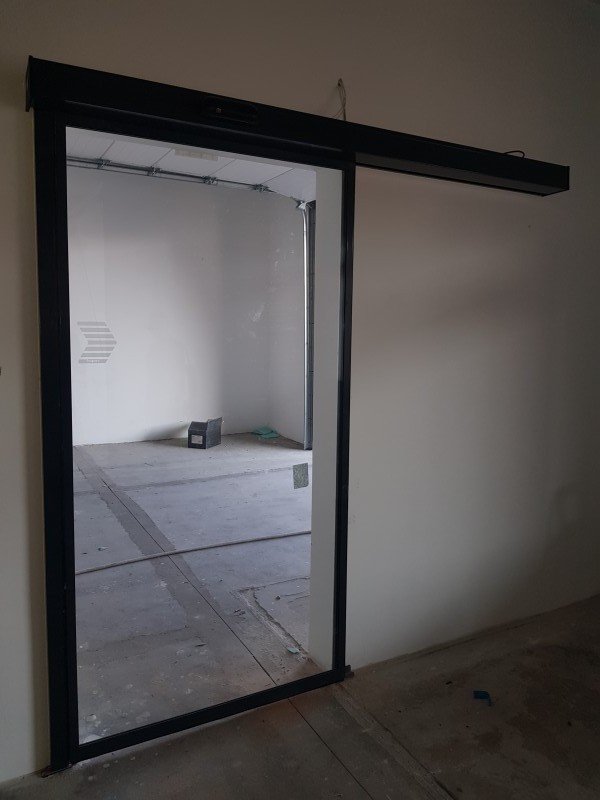 RECORD Automataajtók Oldalra mozgòs automata ajtò telepìtésünk Bp.-i èpülő raktàrba