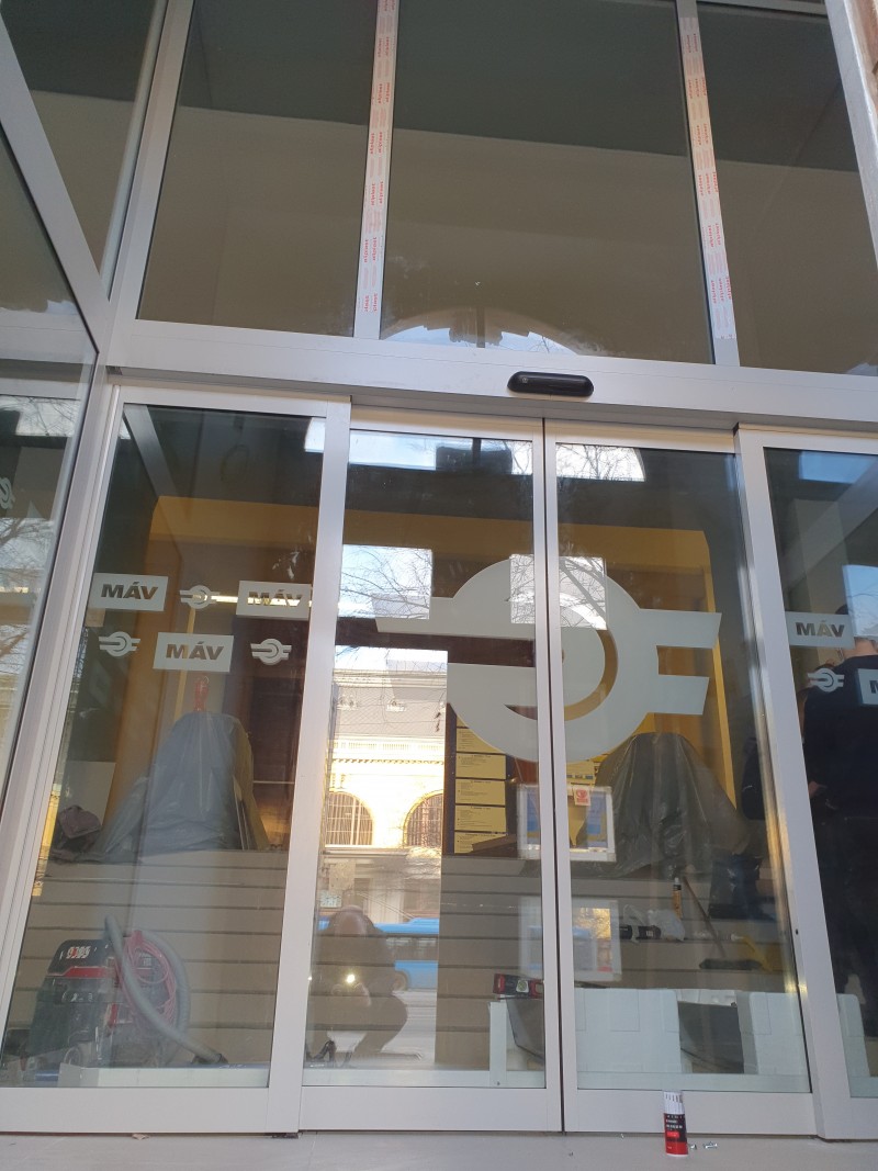 RECORD Automataajtók Pánikvasalatos record automata ajtó kivitelezésünk portálszerkezettel a MÁV vezérigazgatóságán