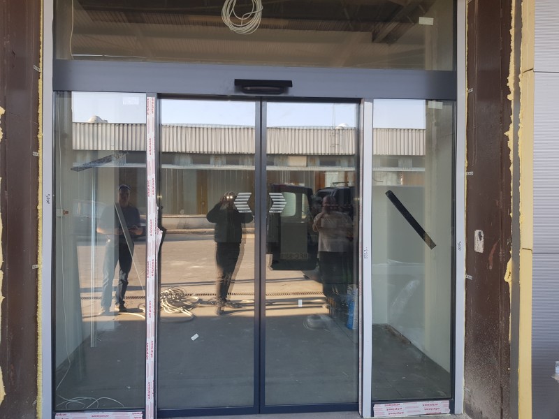 RECORD Automataajtók Portàlszerkezet ès automata ajtò telepìtésünk Bp.-i èpülő raktàrba