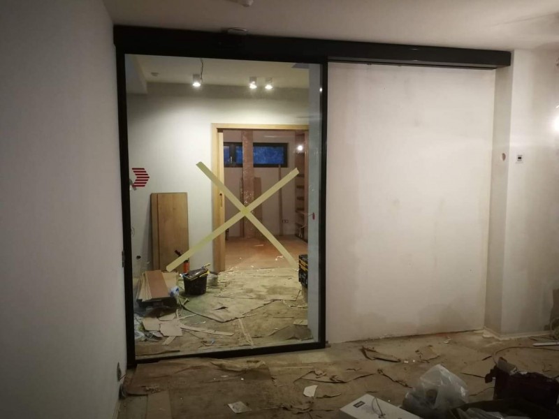 RECORD Automataajtók Èrintès nèlküli kapcsolòròl nyithatò automata ajtò telepìtèsünk Bp. III. ker. exkluzìv csalàdi hàzba