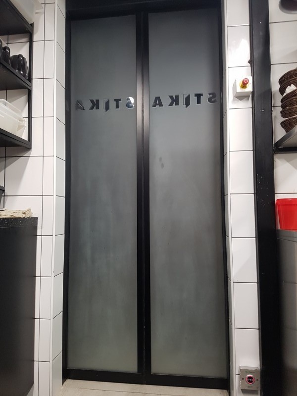 RECORD Automataajtók Savmart üveggel gyàrtott automata ajtò telepìtèsünk egy budapesti ètteremben